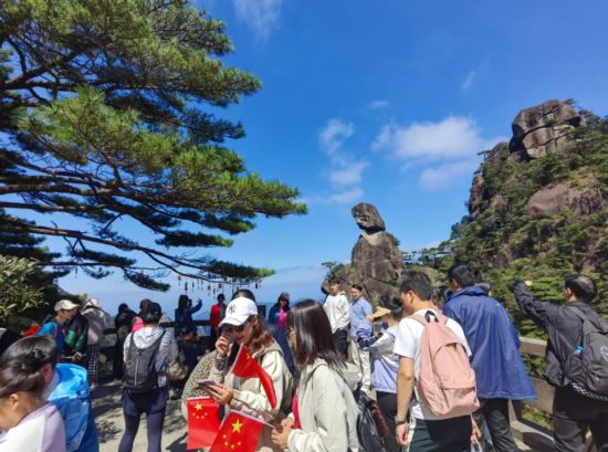 科學管理與暖心服務并重，三清山景區客流有序涌動展新貌